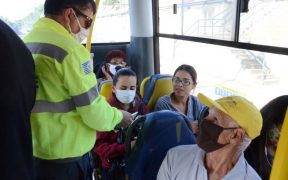 Prefeitura de SJC distribui máscaras gratuitamente a usuários de transporte público