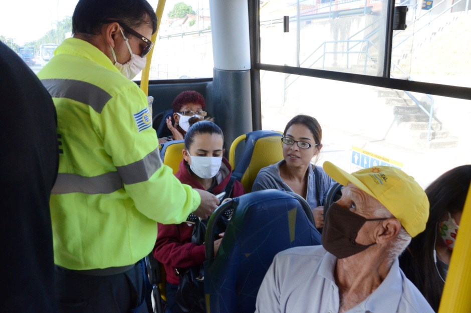 Prefeitura de SJC distribui máscaras gratuitamente a usuários de transporte público