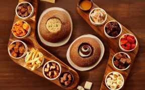 Outback apresenta seu novo fondue mix com mais queijos e dois tipos de chocolate para combinar